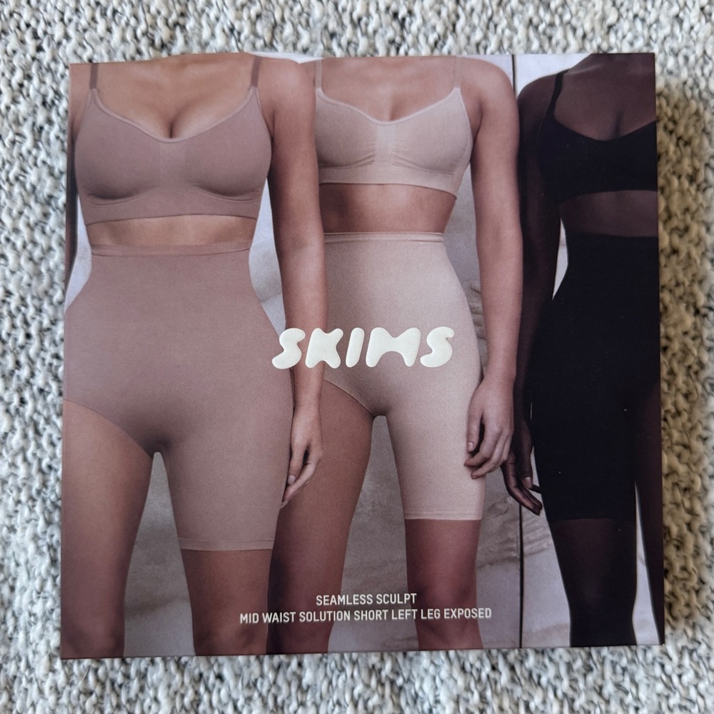 Skims Seamless Sculpt Midwaist Left Leg Exposure Short never worn